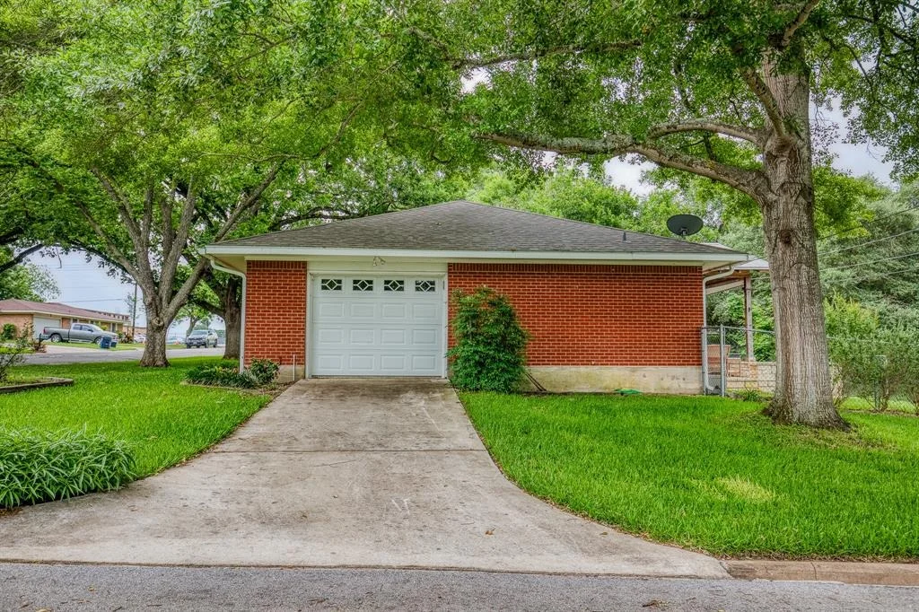 Photo of 1302 Woodson Lane