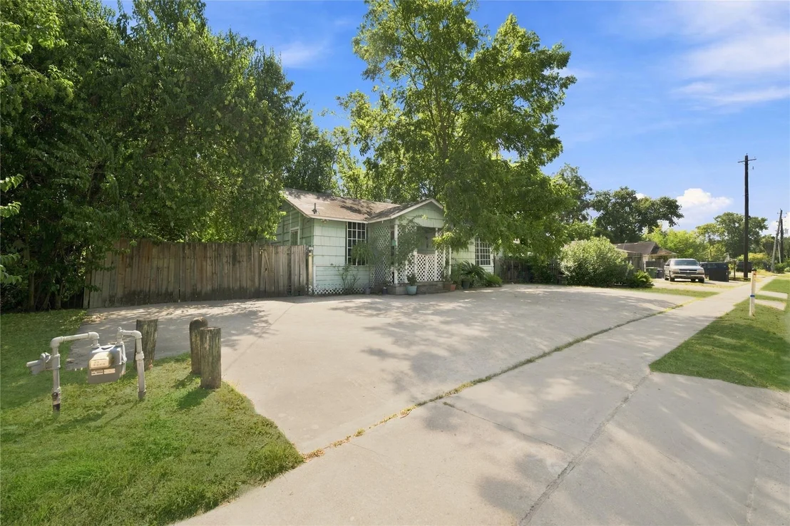 Photo of 2082 Antoine Drive
