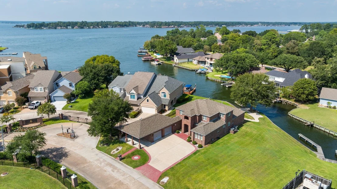 Photo of 5442 Lakeshore Drive