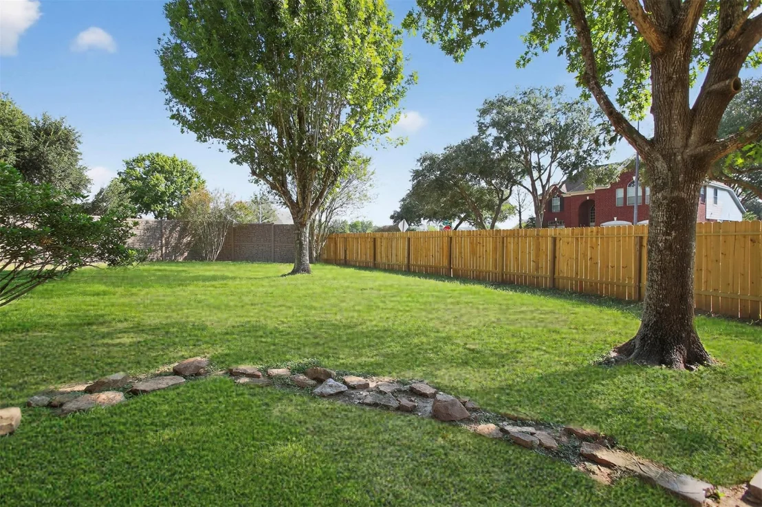Photo of 18418 Lakeview Circle