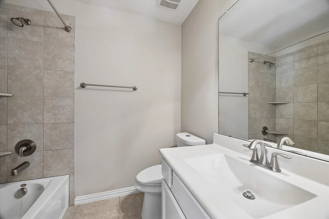 Photo of 660 Oak Circle Drive E