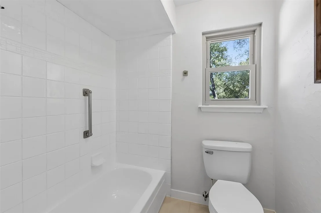 Photo of 13202 Lakecrest Drive