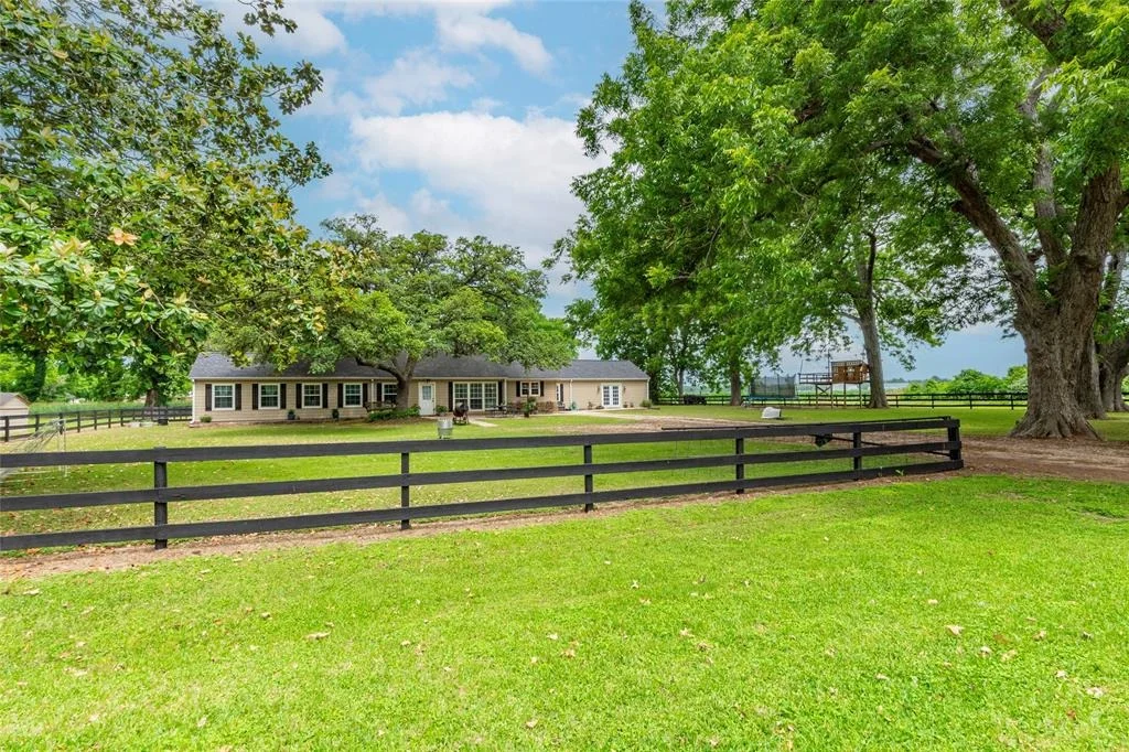 Photo of 830 Lily Lane