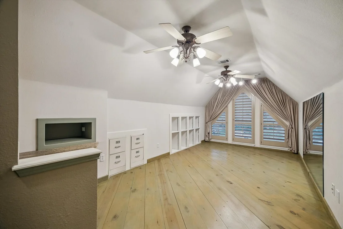 Photo of 6 E Lakemist Circle