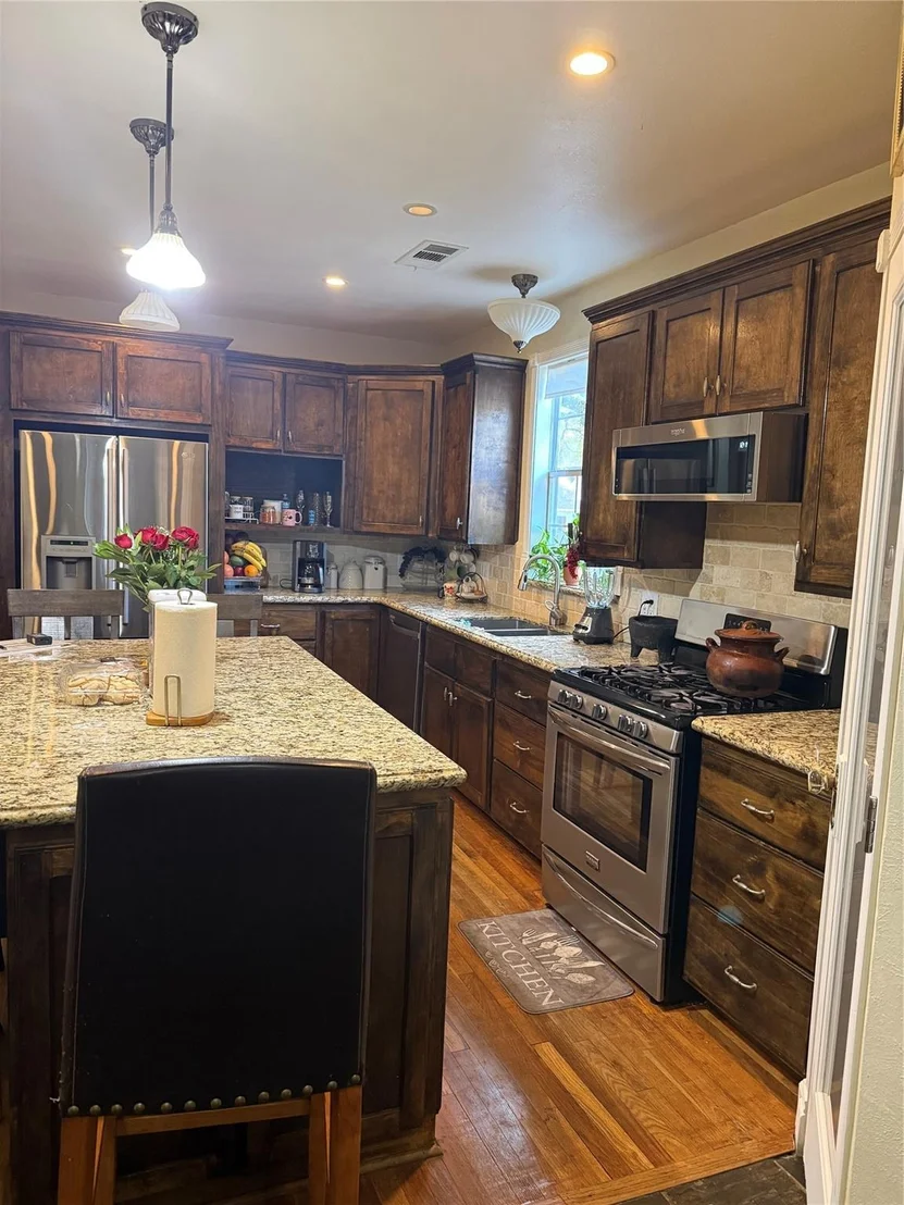 Photo of 404 Clark Street N