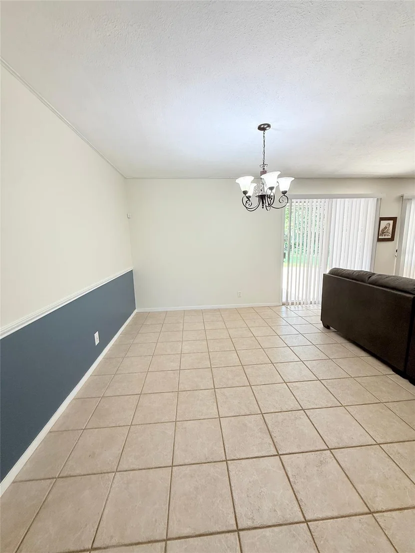 Photo of 905 Persimmon Avenue