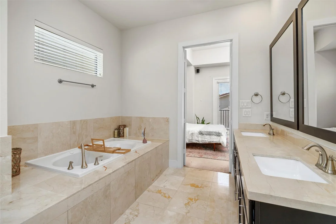 Photo of Unit E at 2609 Riverside Drive