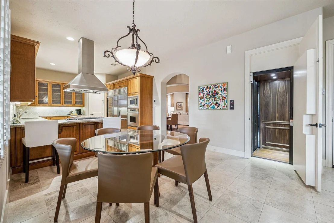 Photo of 2626 Stuart Manor