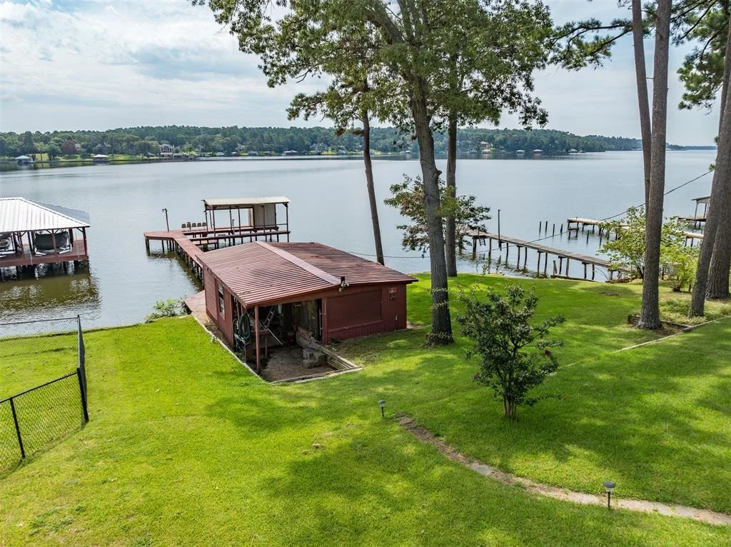 Photo of 23083 Lakeside Drive