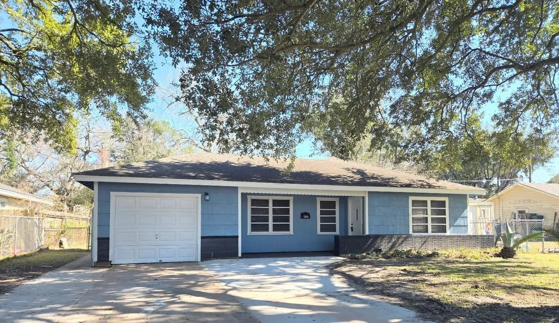Photo of 1103 W Camp Circle