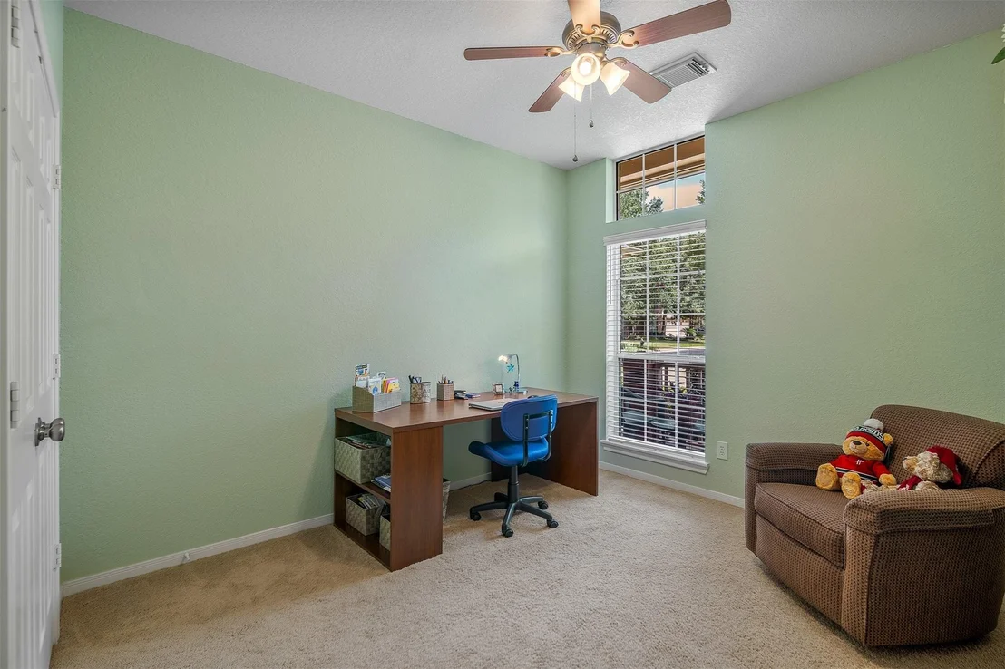 Photo of 122 S Evangeline Oaks Circle