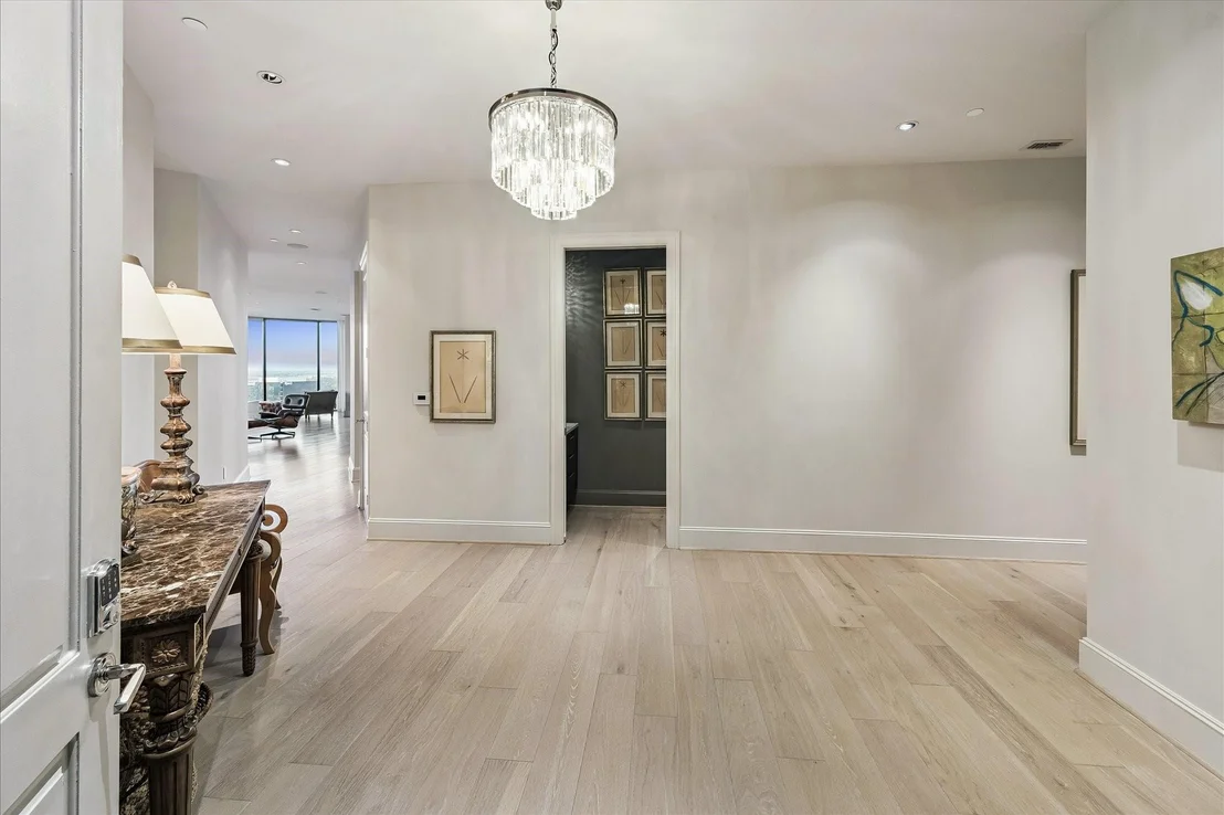 Photo of Unit 2202 at 1409 Post Oak Boulevard