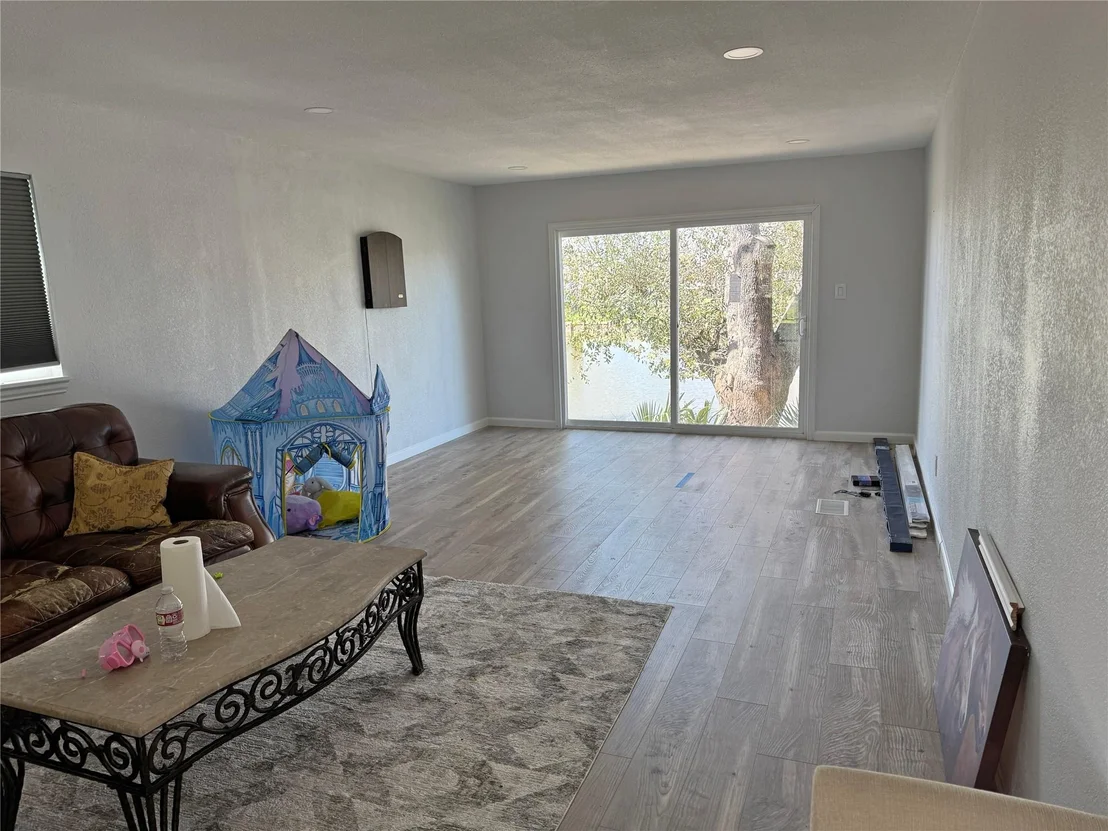 Photo of 585 River Oaks Drive