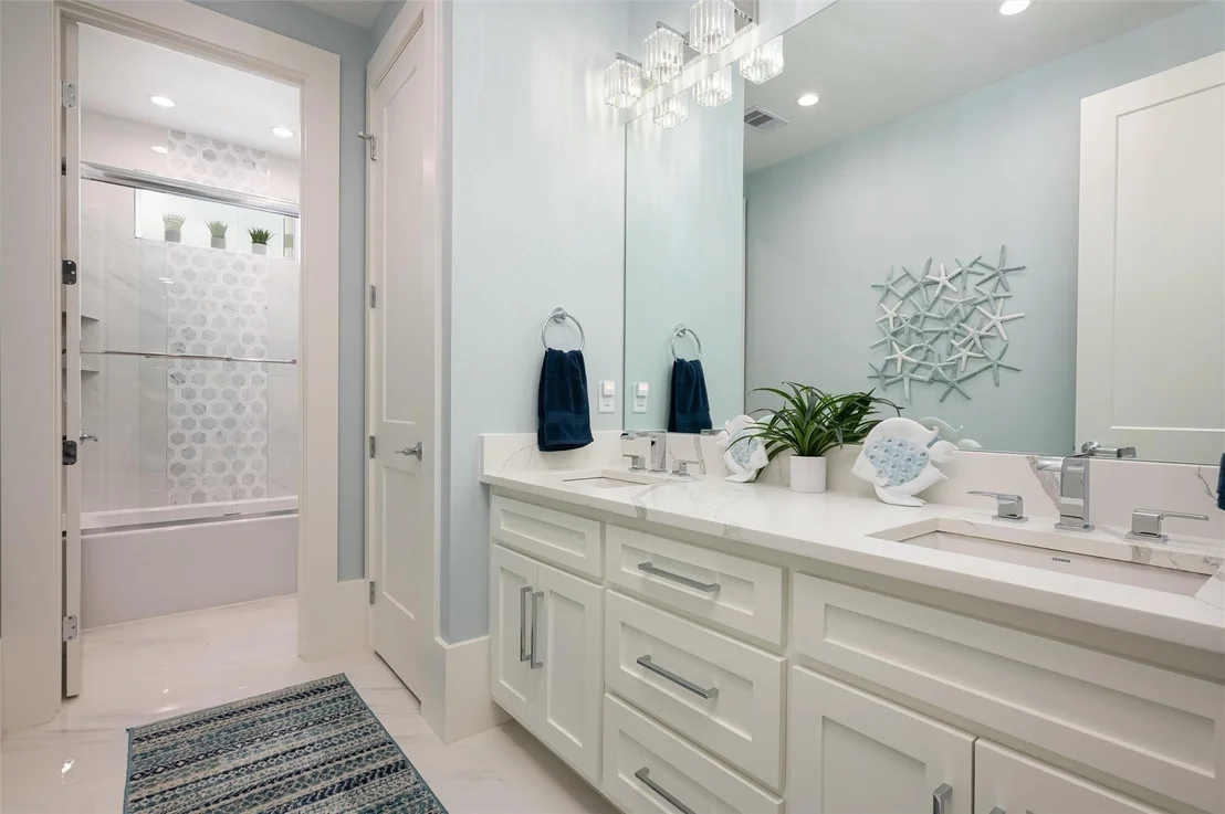Photo of 2425 Audubon Avenue