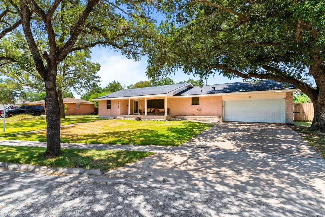 Photo of 324 Woodlawn Street
