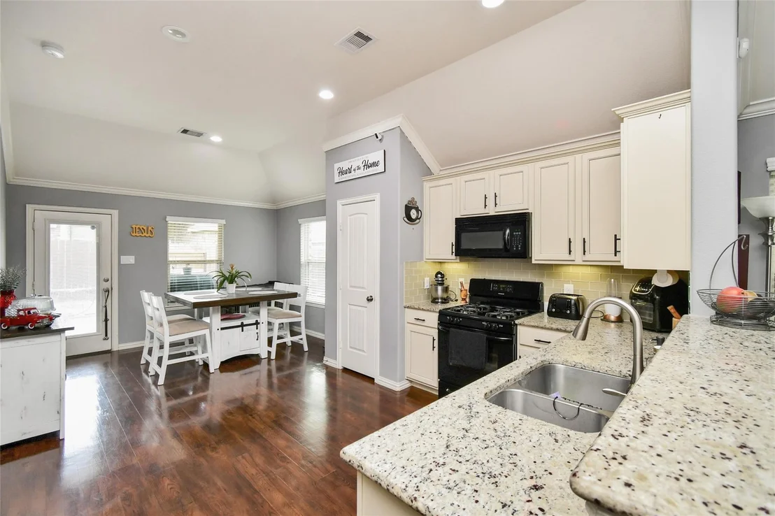 Photo of 652 Maple Point Drive E