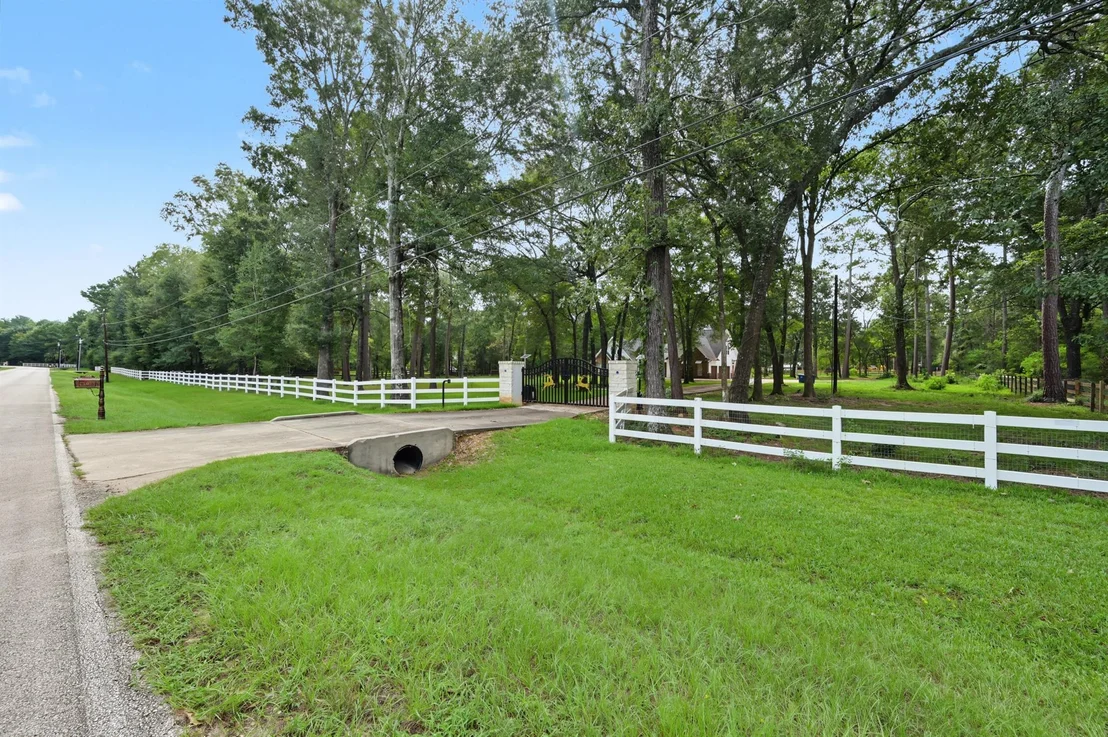 Photo of 10933 Lake Forest Drive