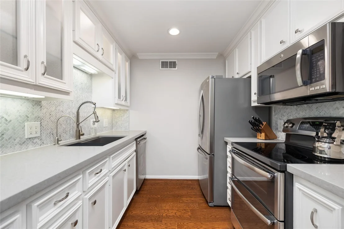 Photo of Unit 112 at 7575 Katy Freeway