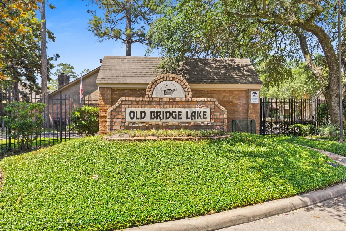 Photo of 200 Old Bridge Lake