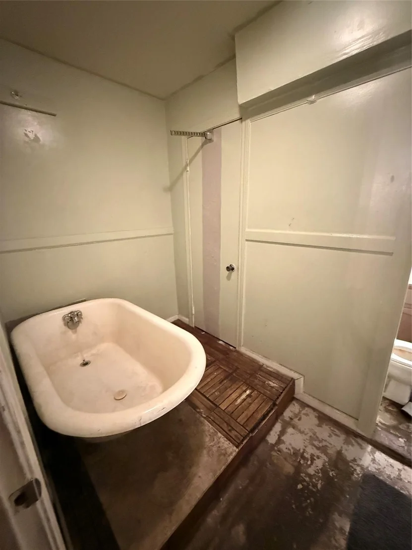 Photo of Unit D at 5747 Easthampton