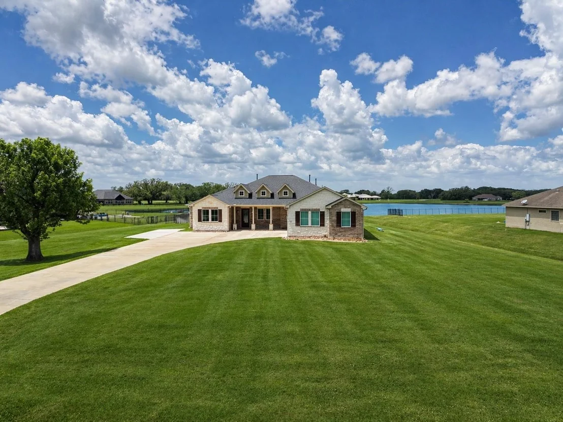 Photo of 803 Lily Lane