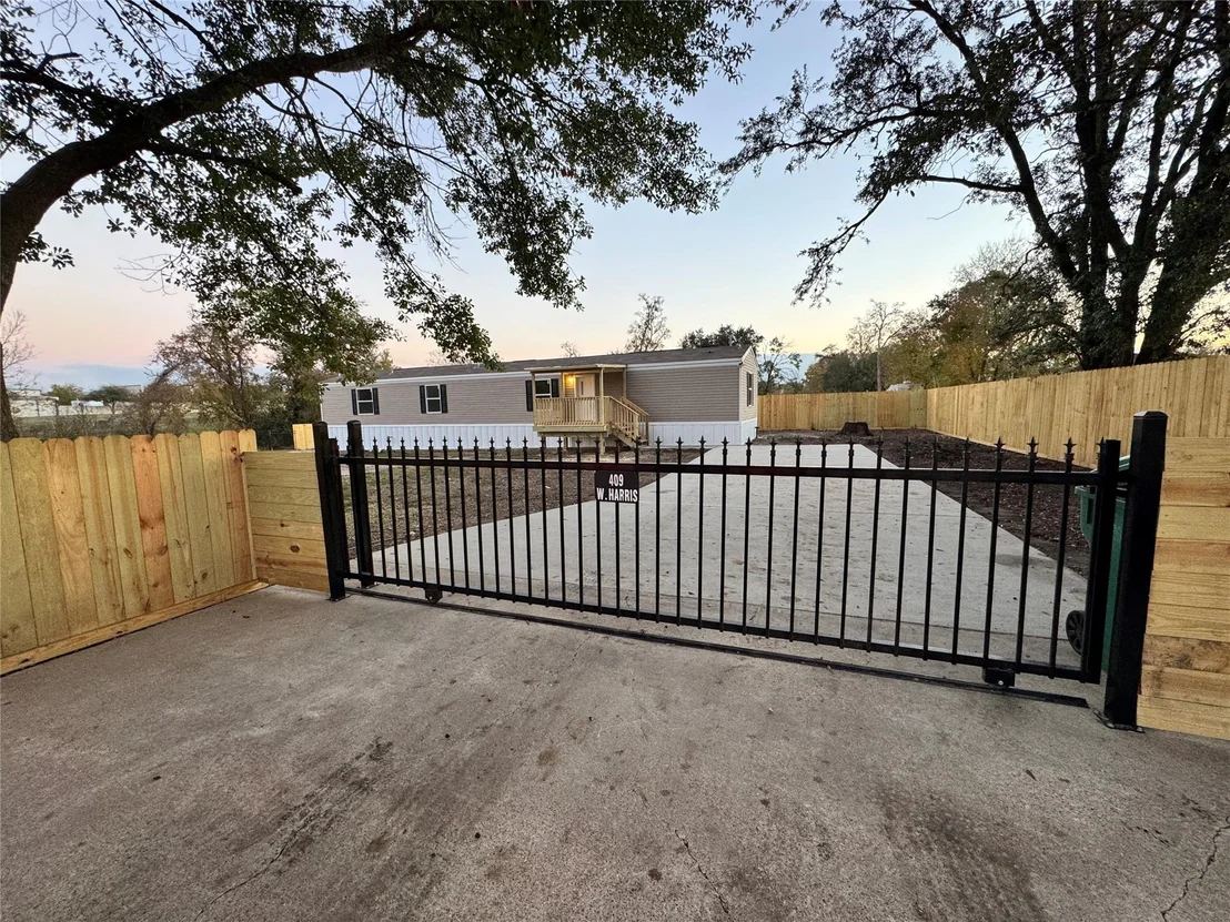 Photo of 409 W Harris Avenue