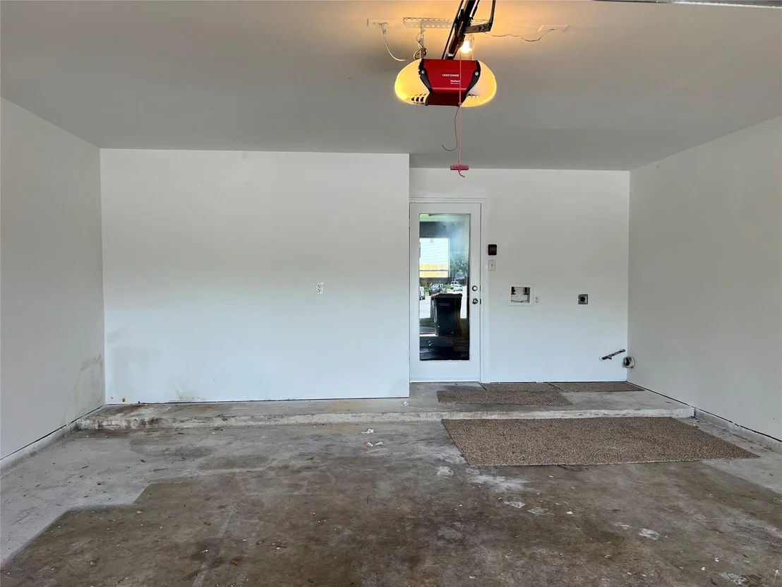 Photo of 919 N Oak Drive
