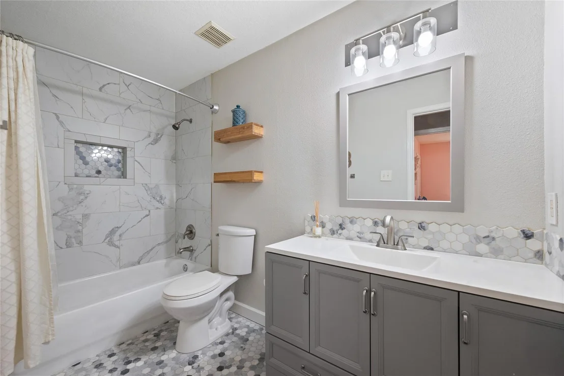 Photo of 723 Far Pines Drive