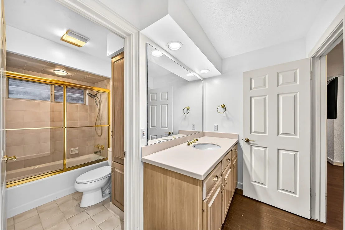 Photo of 407 Lakeside Boulevard