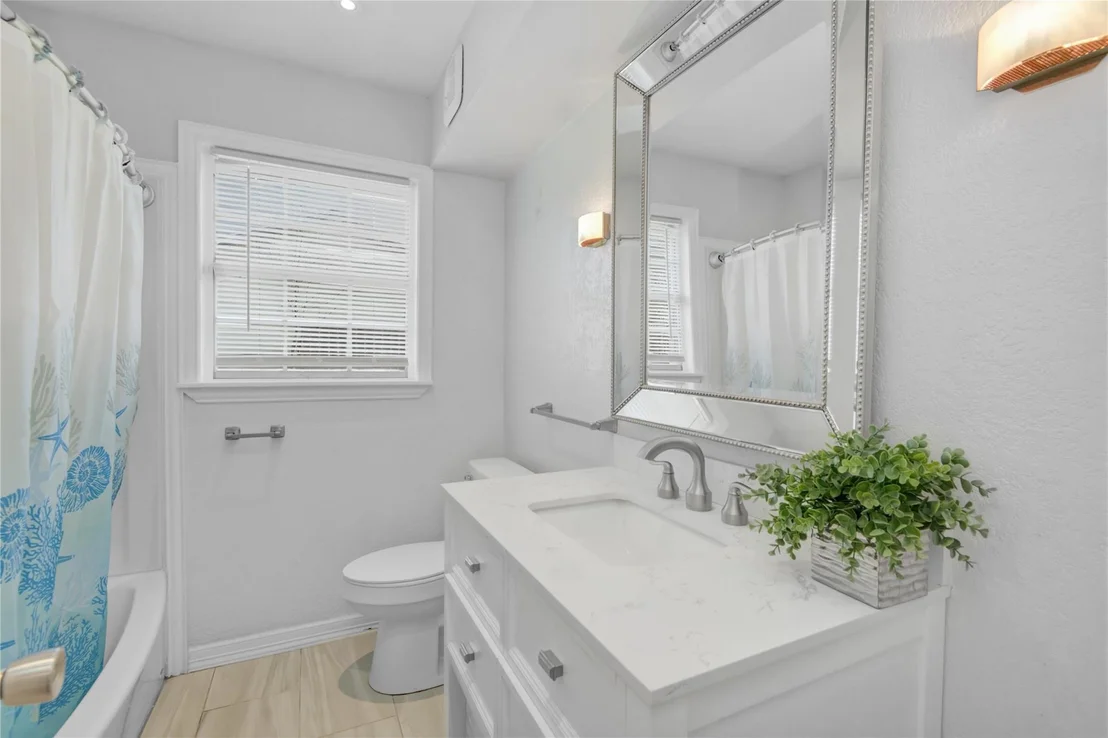 Photo of 1618 W 10th Street