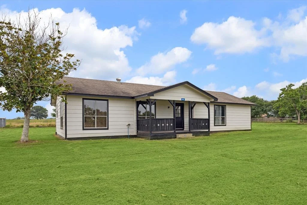 Photo of 893 Long Bow Road