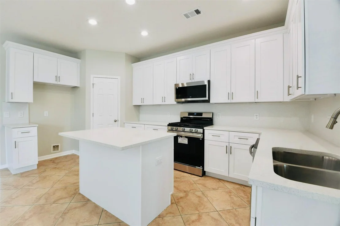 Photo of 815 Robins Way