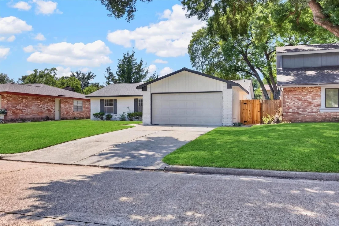 Photo of 8515 Rivercross Road