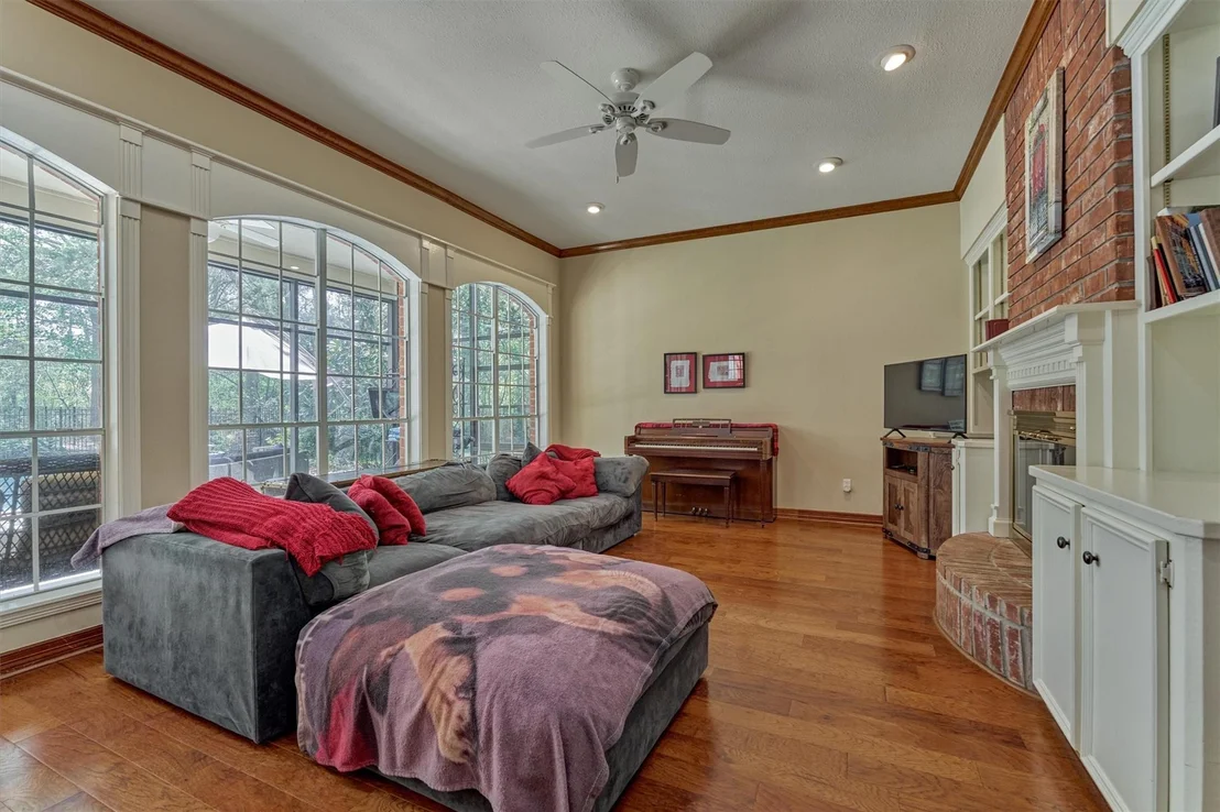 Photo of 115 E Shadowpoint Circle
