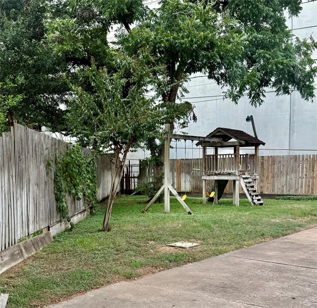 Photo of 930 W Forest Drive