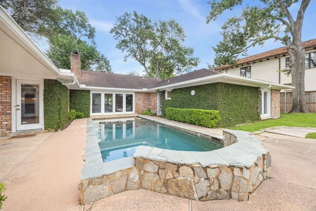 Photo of 918 Chimney Rock Road