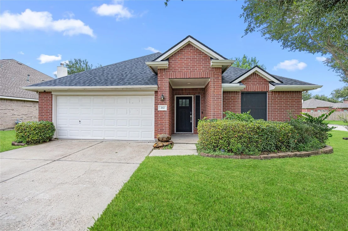 Photo of 212 Silverbrook Lane
