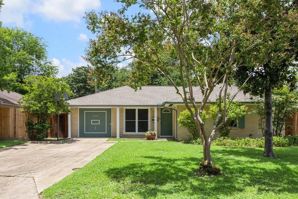 Photo of 2110 Chippendale Road