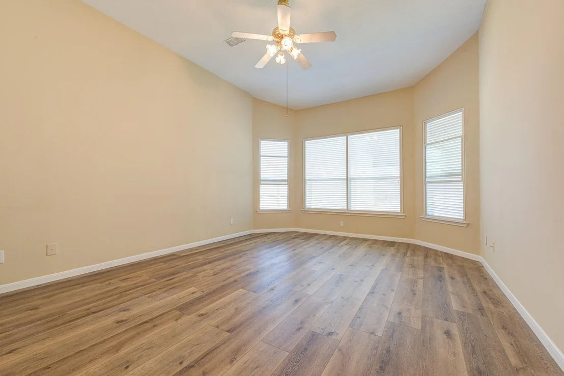 Photo of 18418 Lakeview Circle