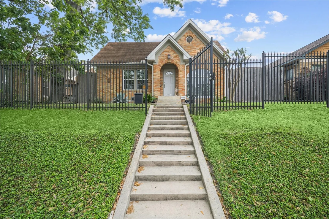 Photo of 2108 White Oak Drive