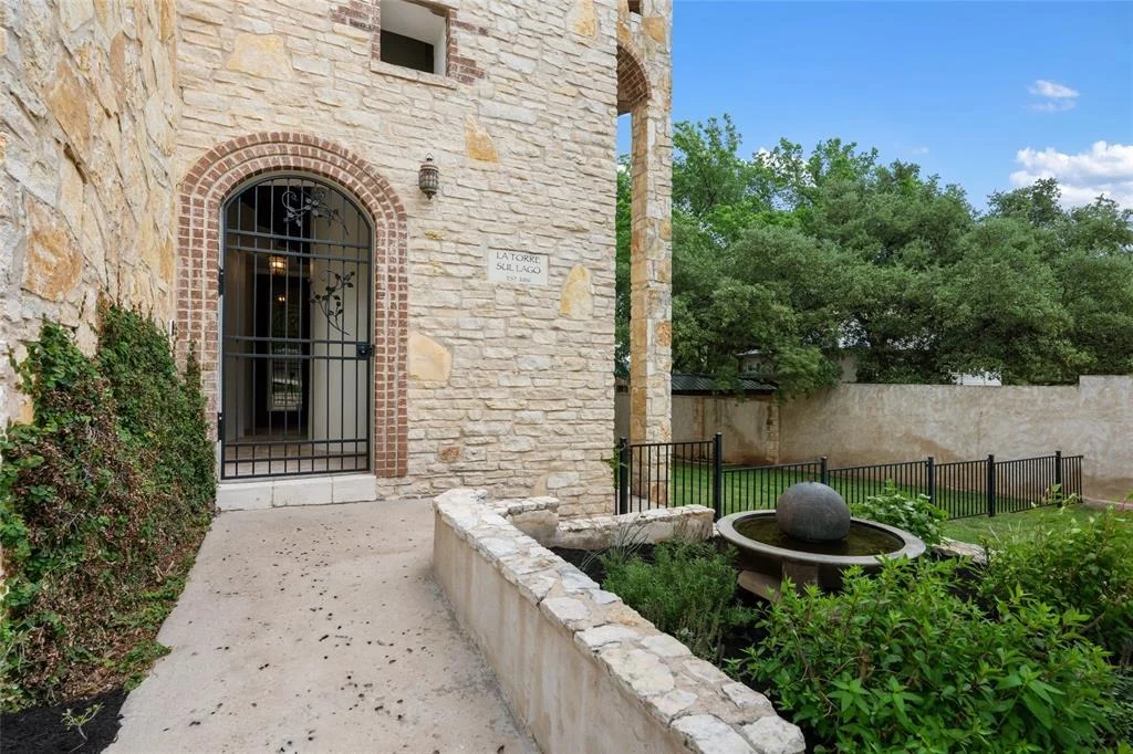 Photo of 1404 Hurst Creek Road