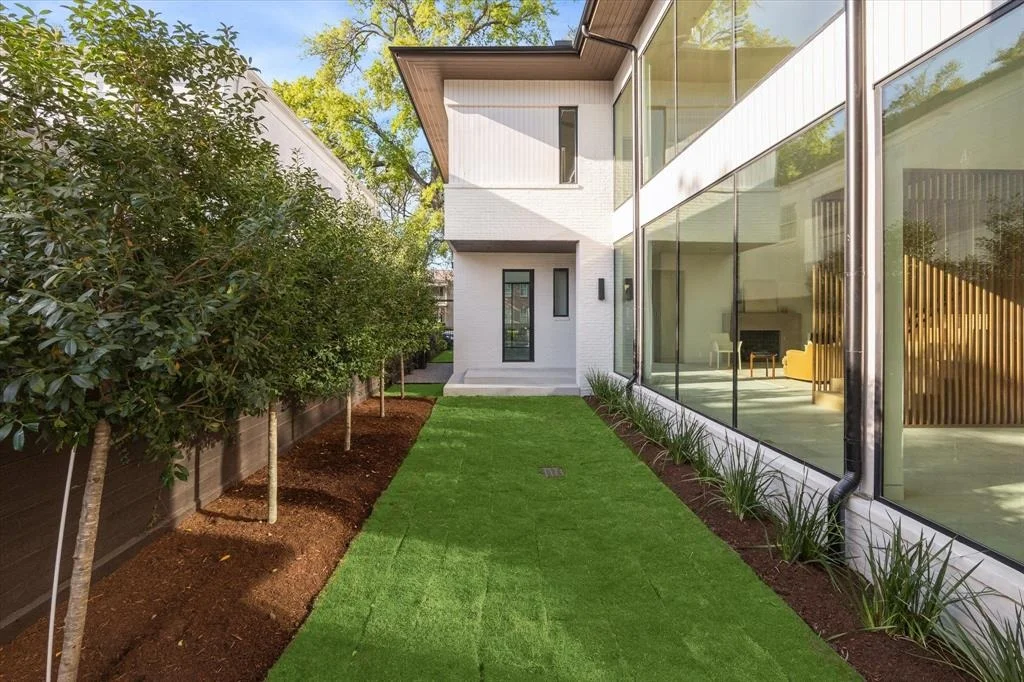 Photo of 2215 Albans Road