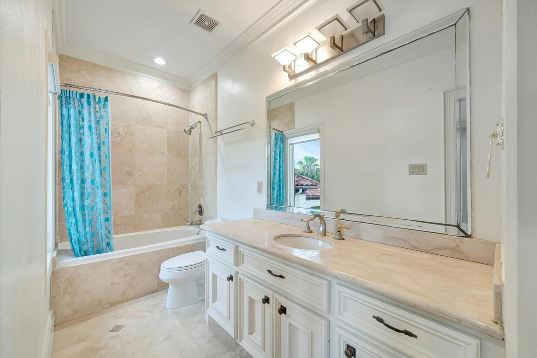 Photo of 2240 Marina Way