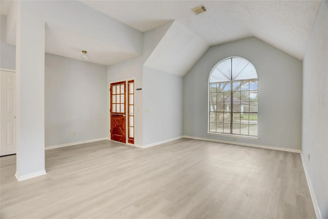 Photo of 307 E Sutton Square