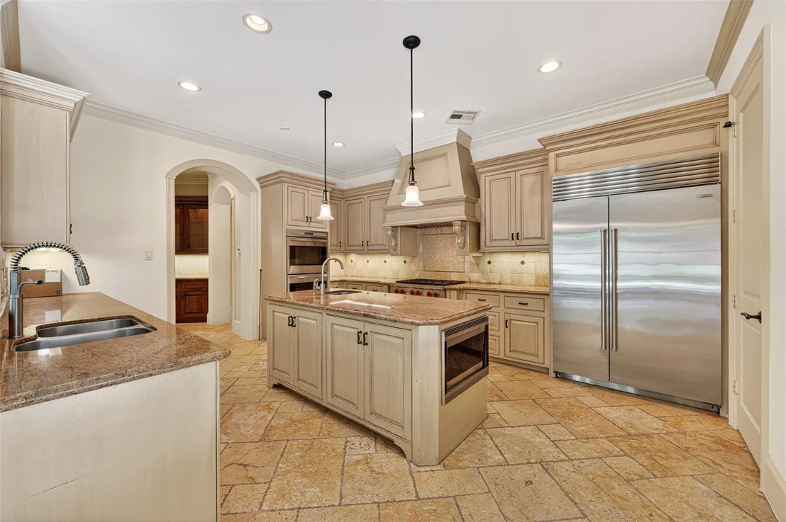 Photo of 2400 Avalon Place