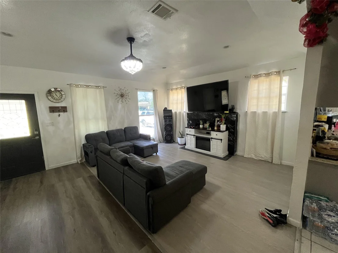 Photo of 925 Lear Street