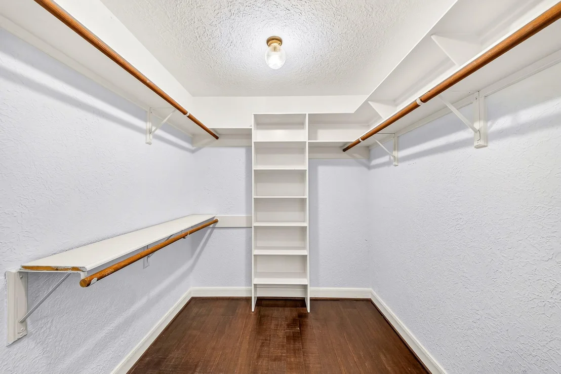 Photo of 407 Lakeside Boulevard