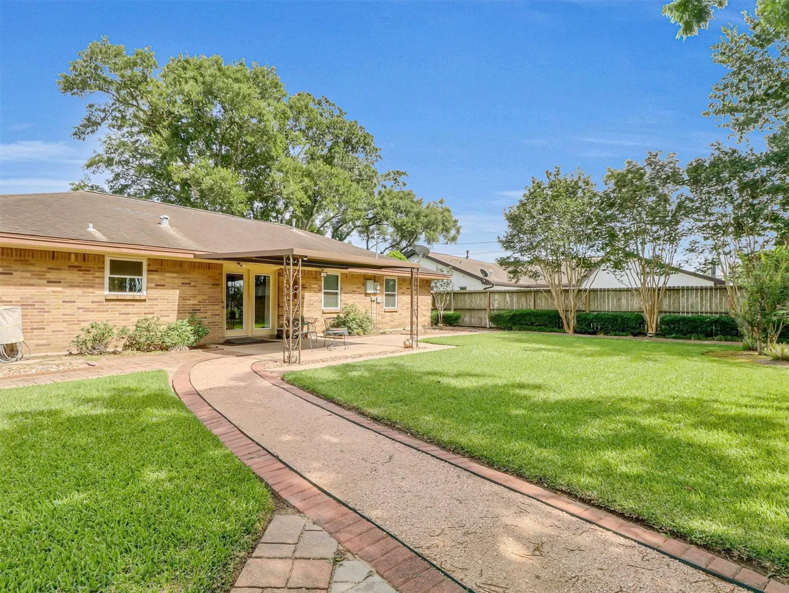 Photo of 805 Bluebonnet Lane