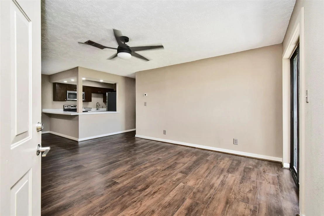Photo of Unit 14A at 2501 Gulf Freeway