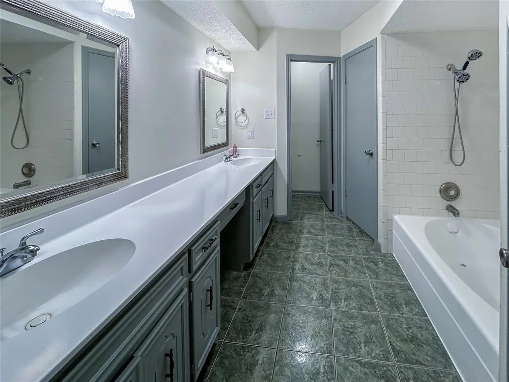 Photo of 129 White Oak Drive